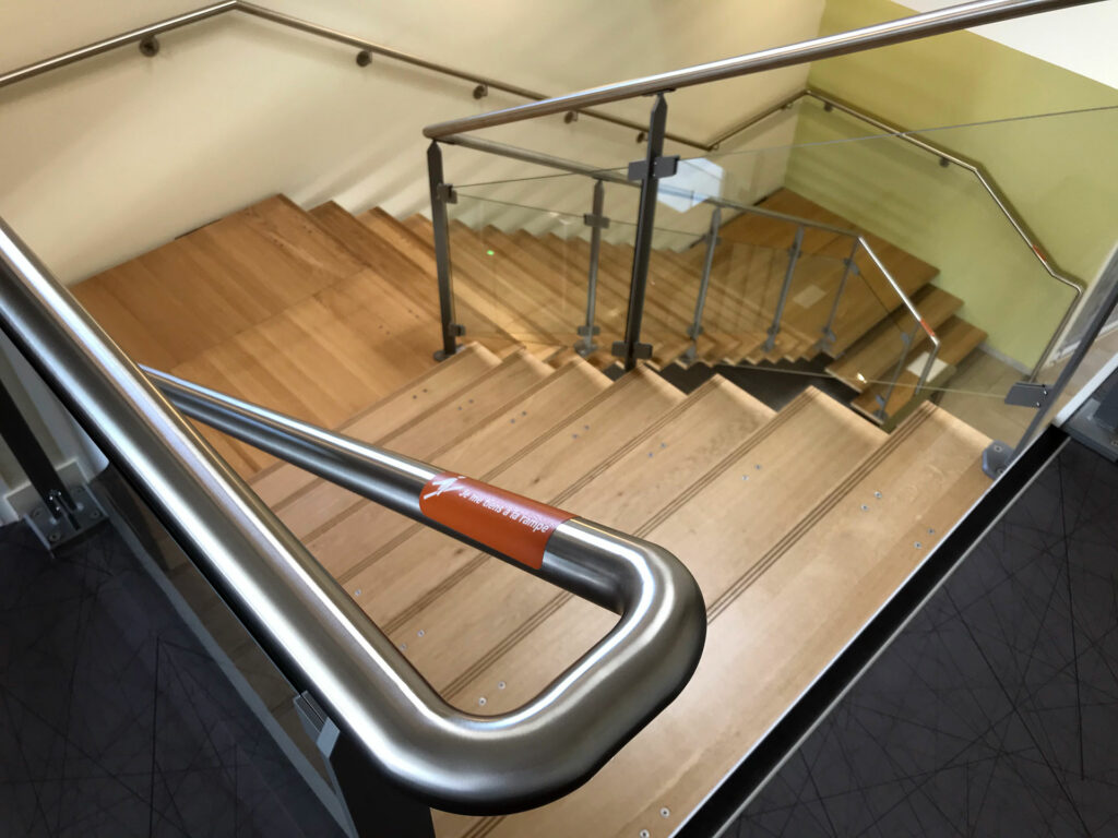 Escalier bois garde corps vitrée et rambarde acier