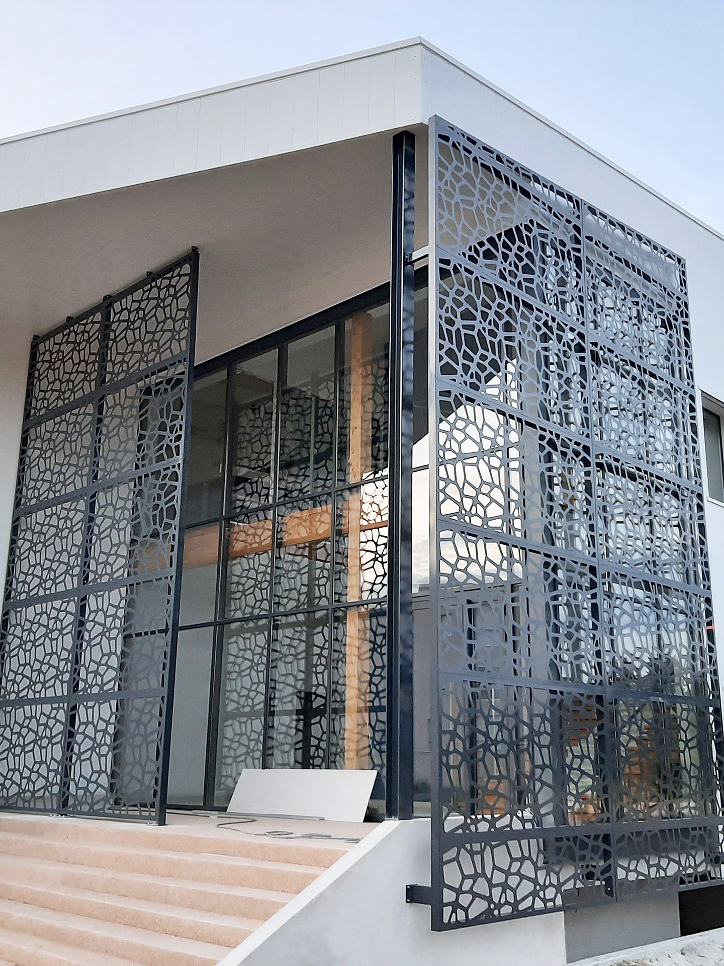 Habillage de la façade avec résille monté sur structure acier